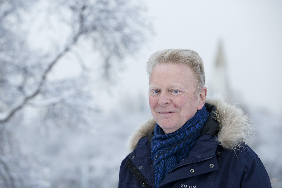 Arthur Bollason in Reykjavik und Hallgrimskirkja im Hintergrund