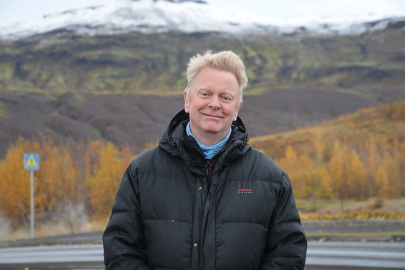 Arthur Bollason mit Eyjafjallajökull im Hintergrund